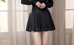 用牙齿轻吸咬小豆